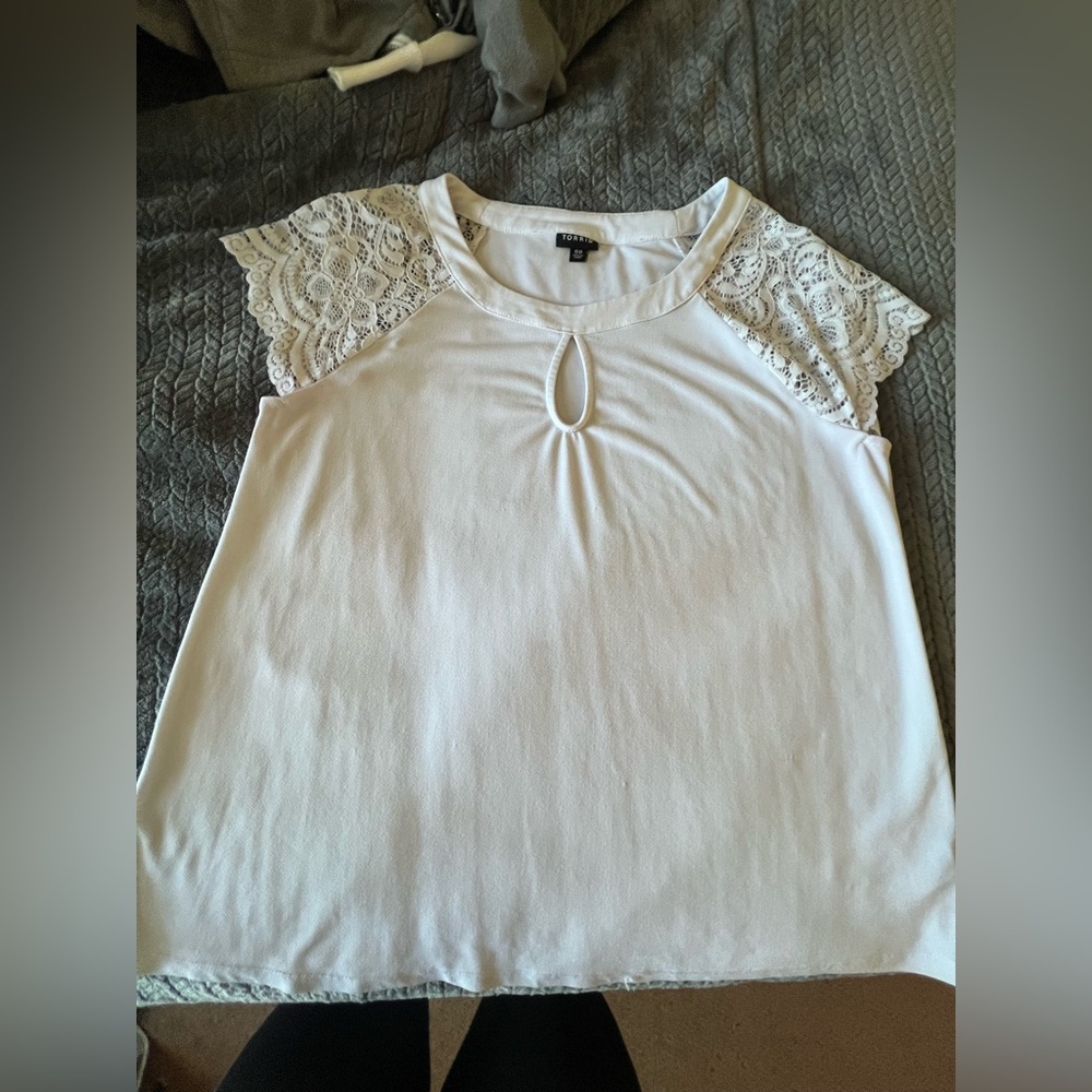 White torrid flutter sleeve 🦄2/$15